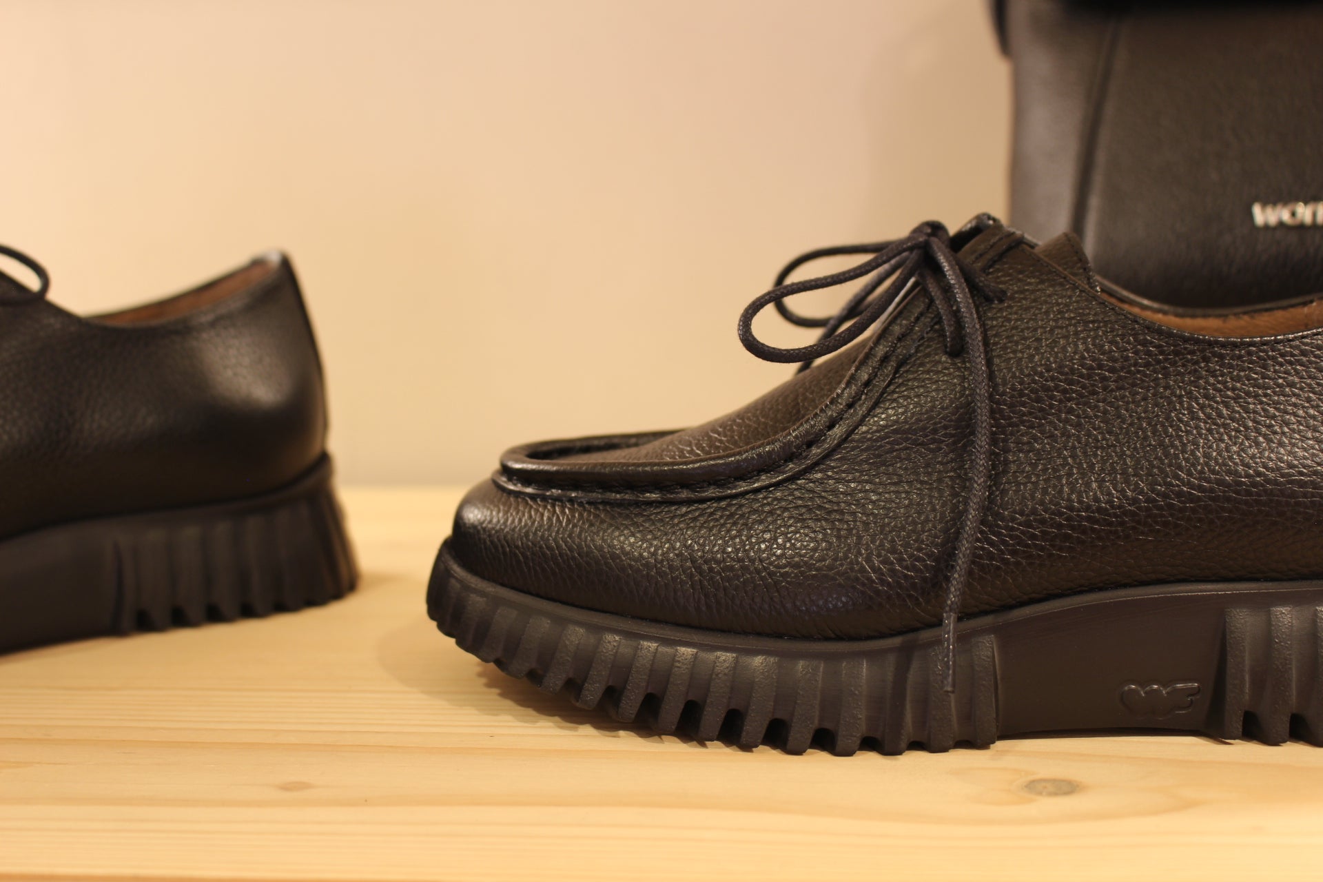 Derby WONDERS en cuir grainé de couleur noir. Chaussures doublées cuir et semelle interne amovible