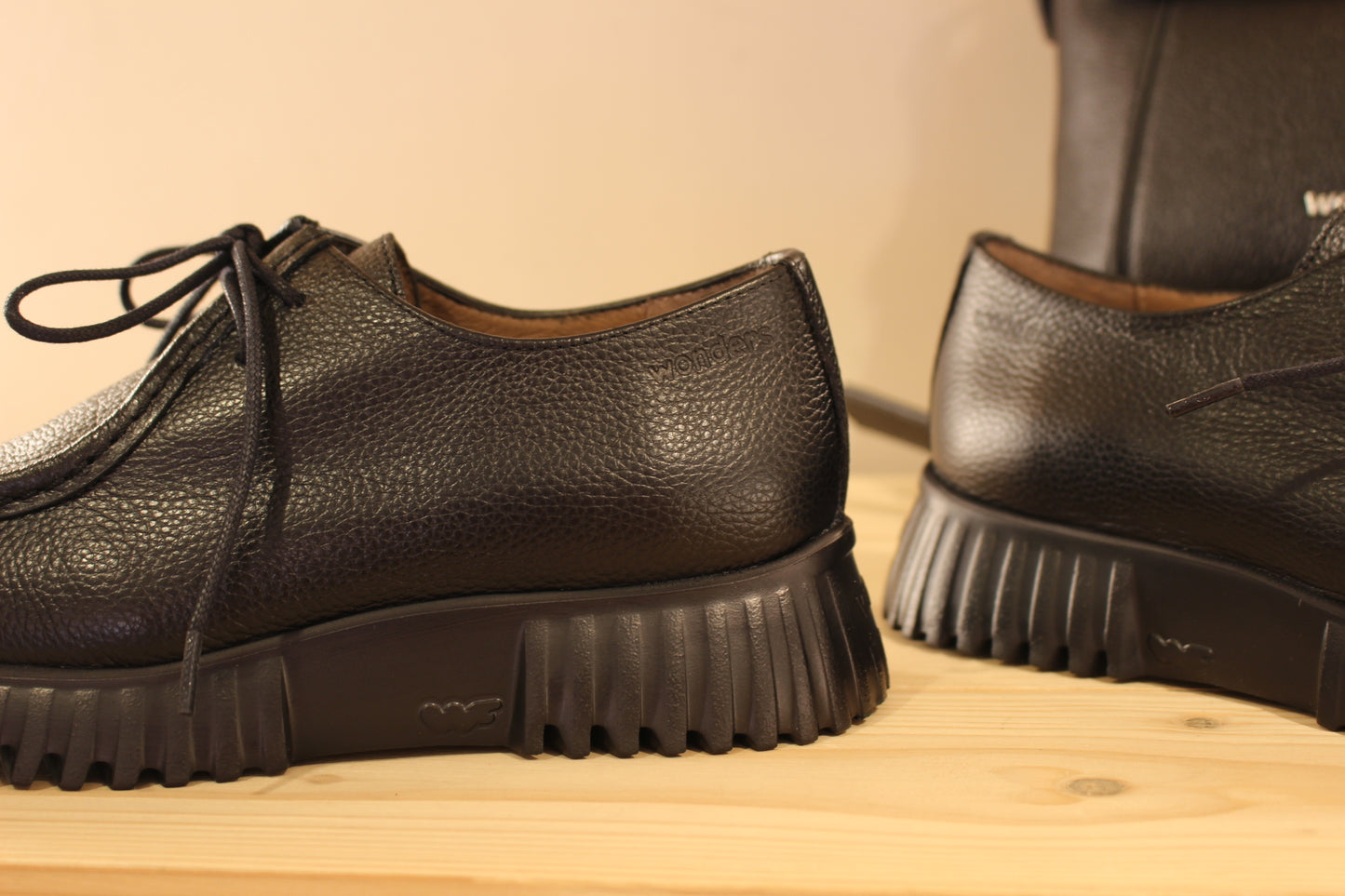 Derby WONDERS en cuir grainé de couleur noir. Chaussures doublées cuir et semelle interne amovible