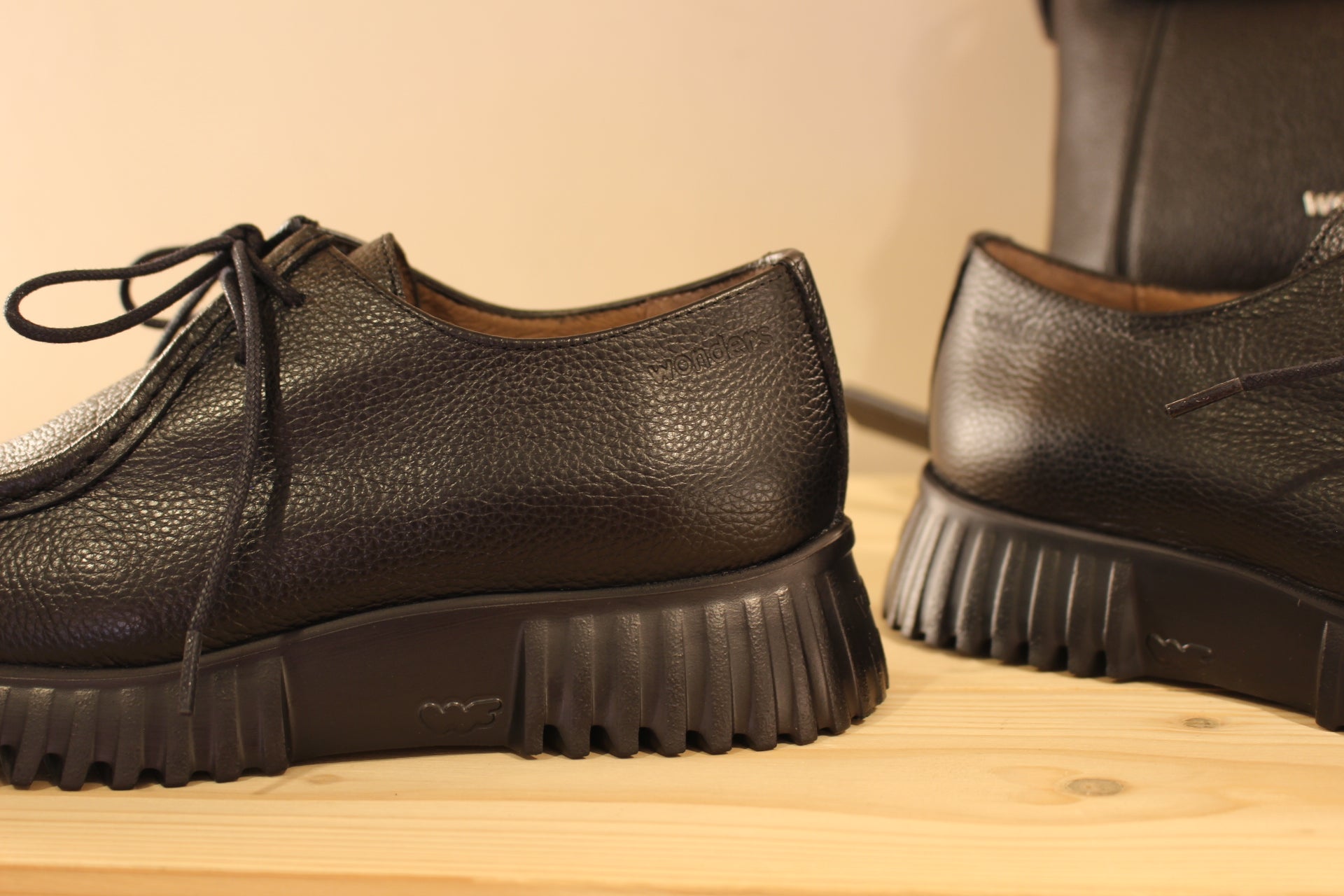 Derby WONDERS en cuir grainé de couleur noir. Chaussures doublées cuir et semelle interne amovible