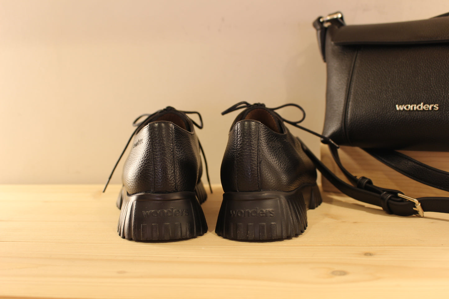 Derby WONDERS en cuir grainé de couleur noir. Chaussures doublées cuir et semelle interne amovible