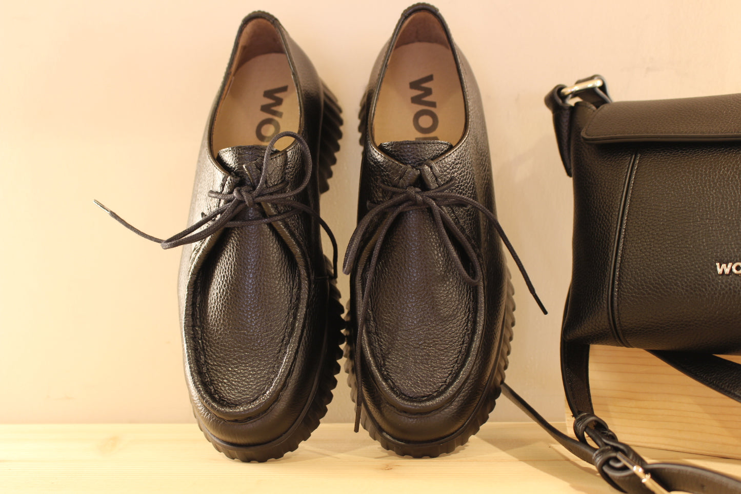 Derby WONDERS en cuir grainé de couleur noir. Chaussures doublées cuir et semelle interne amovible