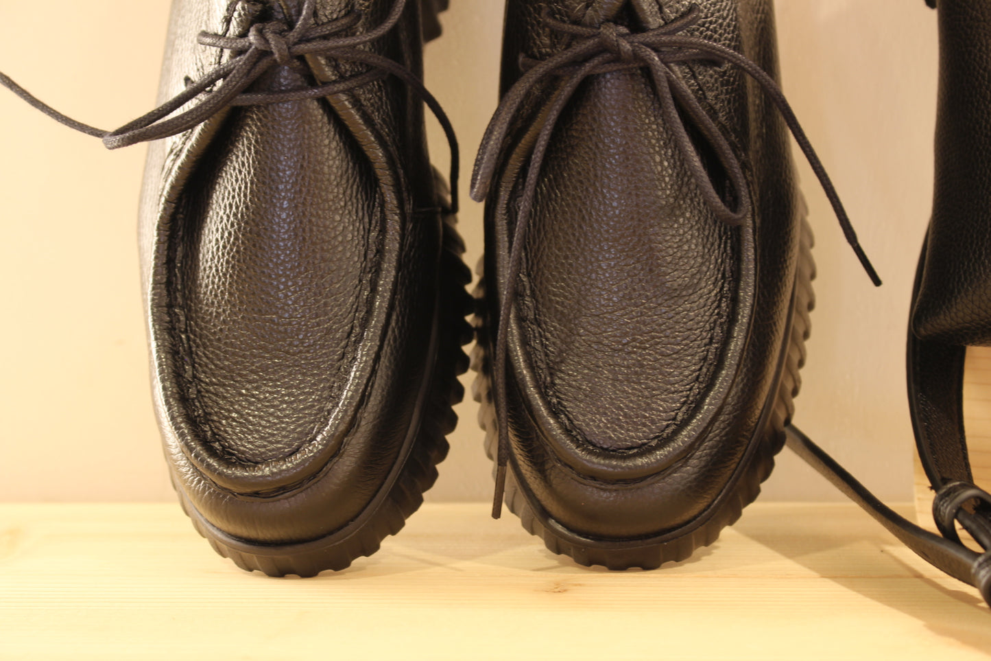 Derby WONDERS en cuir grainé de couleur noir. Chaussures doublées cuir et semelle interne amovible