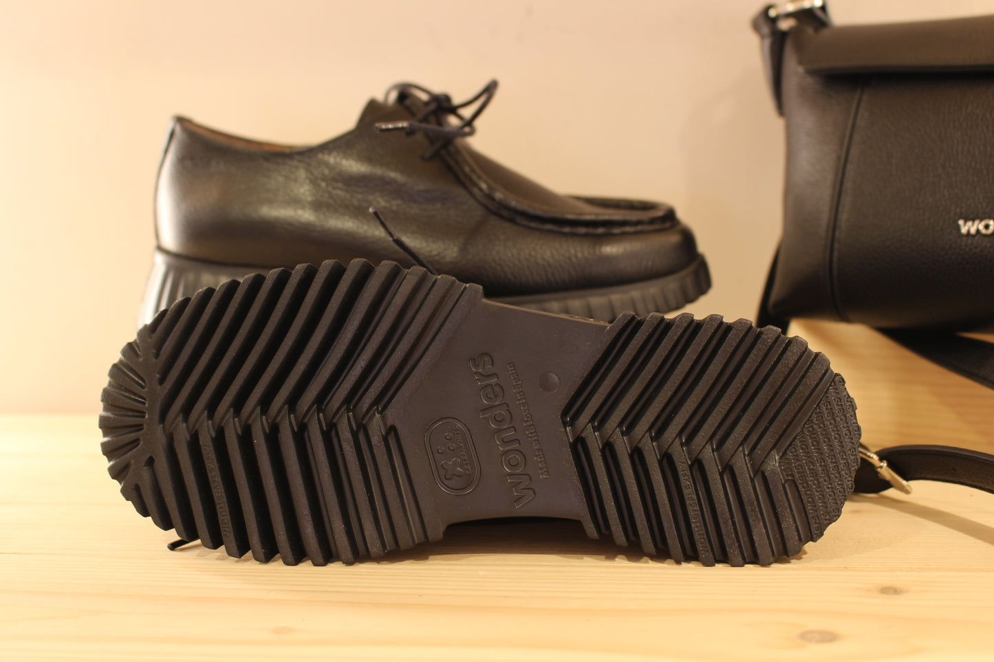 Derby WONDERS en cuir grainé de couleur noir. Chaussures doublées cuir et semelle interne amovible
