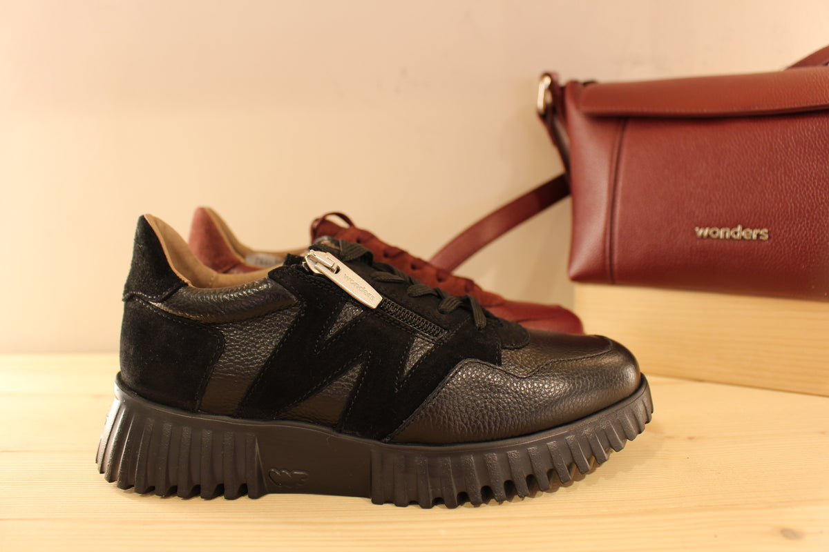 Basket WONDERS en cuir grainé de couleur noir ou de couleur bordeaux. Serrage lacets coton ton sur ton. Zip latéral. Chaussures doublées cuir et semelle interne amovible