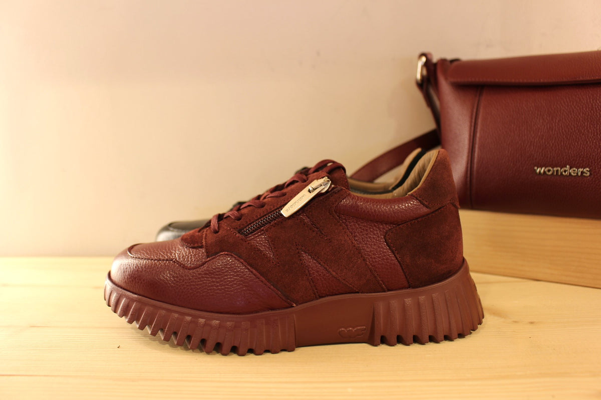 Basket WONDERS en cuir grainé de couleur noir ou de couleur bordeaux. Serrage lacets coton ton sur ton. Zip latéral. Chaussures doublées cuir et semelle interne amovible