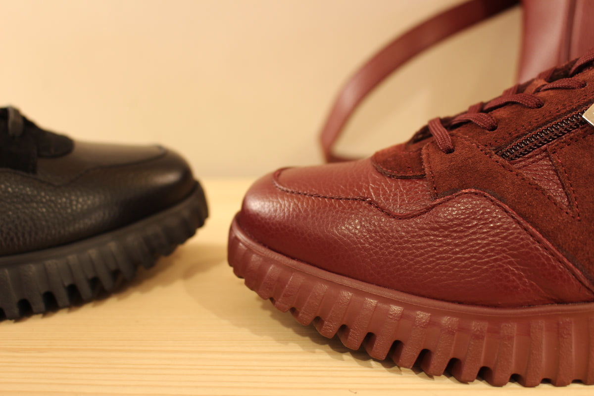 Basket WONDERS en cuir grainé de couleur noir ou de couleur bordeaux. Serrage lacets coton ton sur ton. Zip latéral. Chaussures doublées cuir et semelle interne amovible