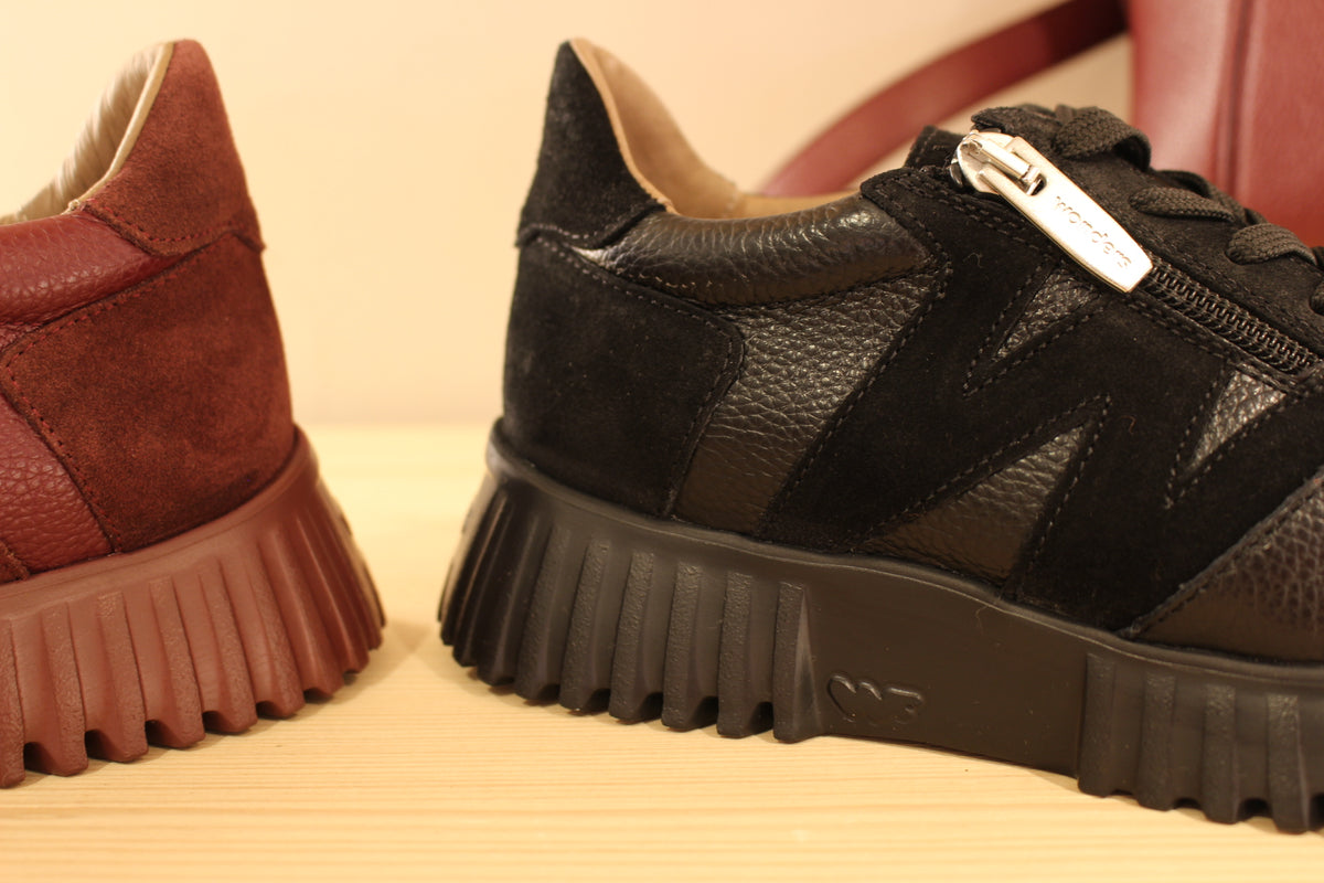 Basket WONDERS en cuir grainé de couleur noir ou de couleur bordeaux. Serrage lacets coton ton sur ton. Zip latéral. Chaussures doublées cuir et semelle interne amovible