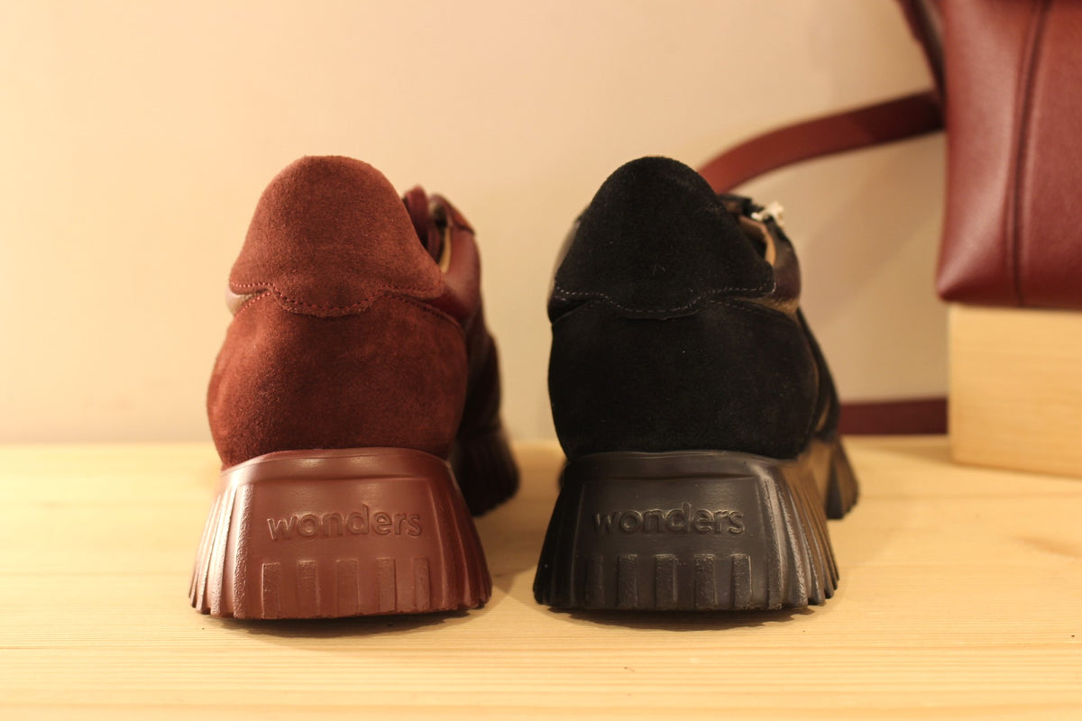 Basket WONDERS en cuir grainé de couleur noir ou de couleur bordeaux. Serrage lacets coton ton sur ton. Zip latéral. Chaussures doublées cuir et semelle interne amovible