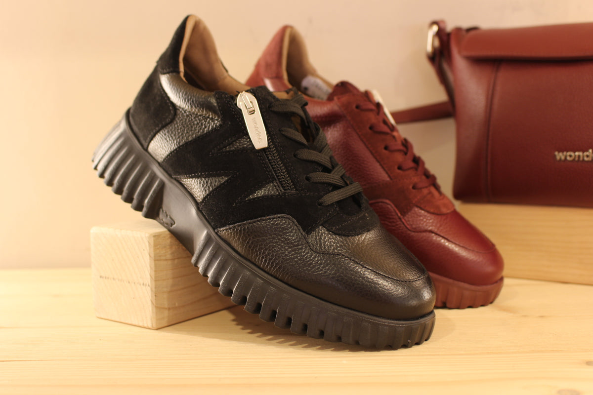 Basket WONDERS en cuir grainé de couleur noir ou de couleur bordeaux. Serrage lacets coton ton sur ton. Zip latéral. Chaussures doublées cuir et semelle interne amovible