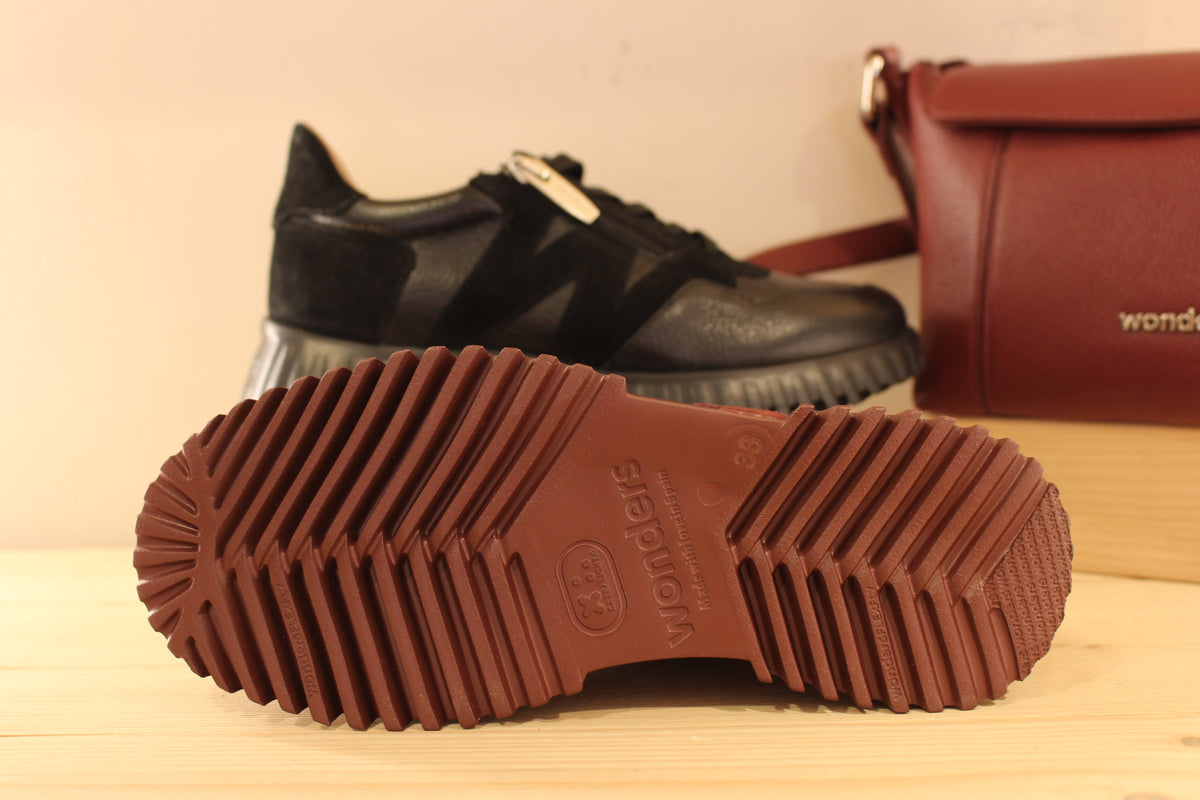 Basket WONDERS en cuir grainé de couleur noir ou de couleur bordeaux. Serrage lacets coton ton sur ton. Zip latéral. Chaussures doublées cuir et semelle interne amovible