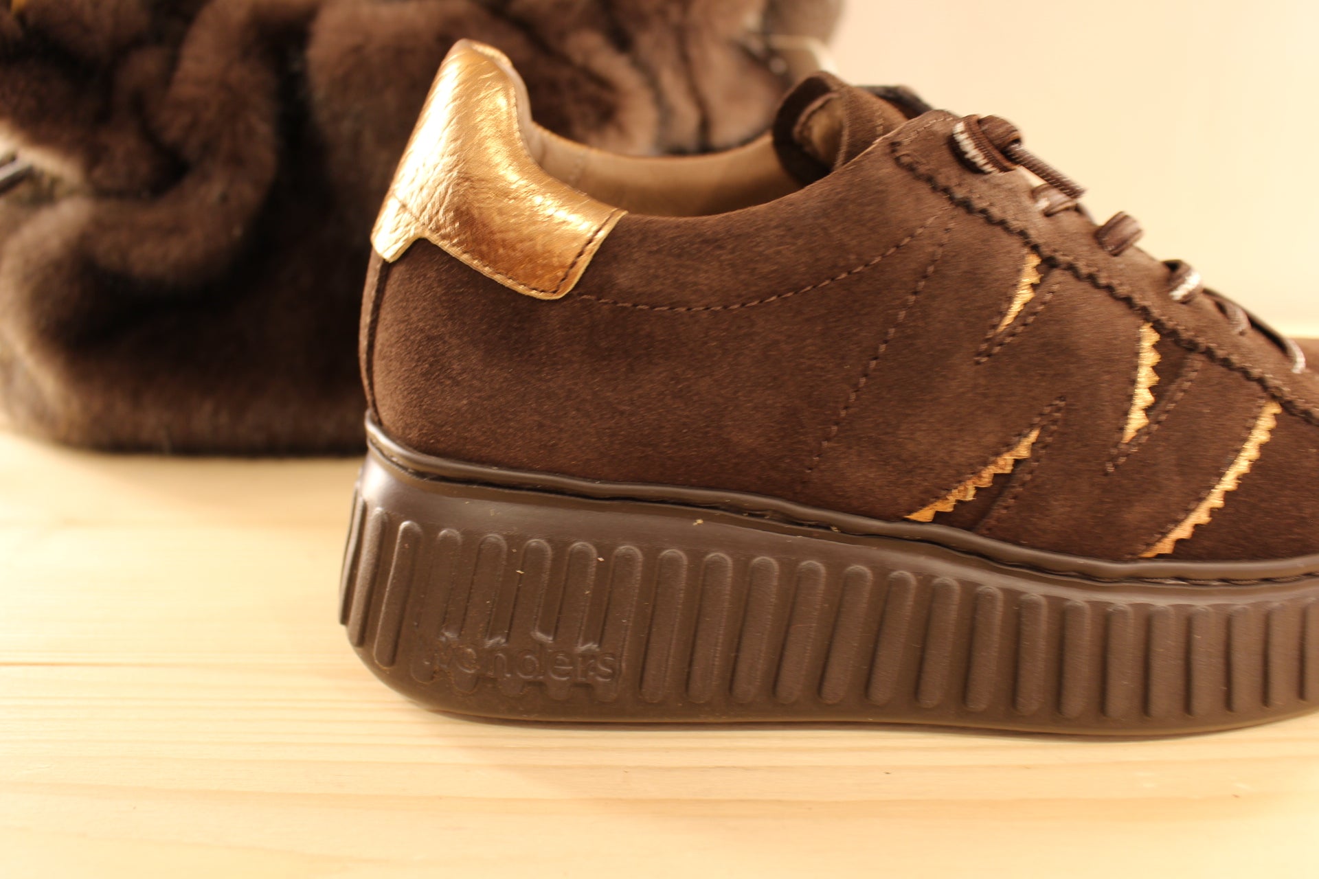 Baskets WONDERS en cuir velours de couleur chocolat. Touches de cuir métal sur les quartiers et à l'arrière. Serrage lacet élastiqués ton sur ton. 