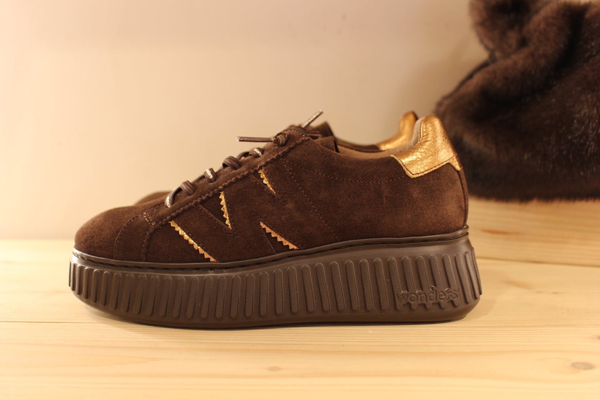 Baskets WONDERS en cuir velours de couleur chocolat. Touches de cuir métal sur les quartiers et à l'arrière. Serrage lacet élastiqués ton sur ton. 