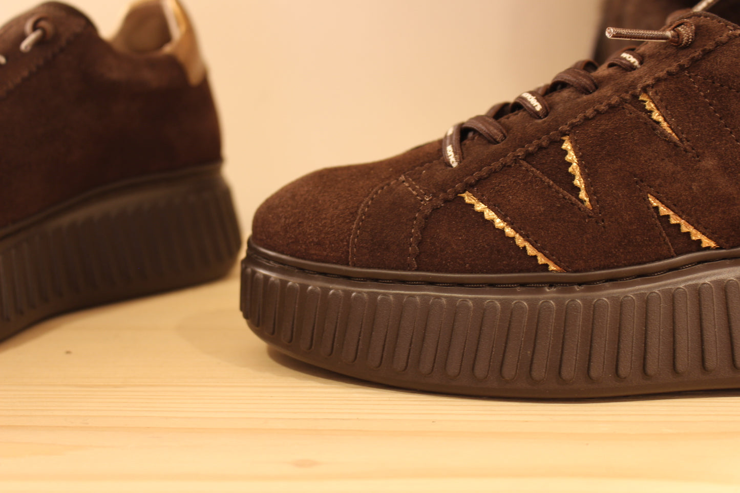 Baskets WONDERS en cuir velours de couleur chocolat. Touches de cuir métal sur les quartiers et à l'arrière. Serrage lacet élastiqués ton sur ton. 