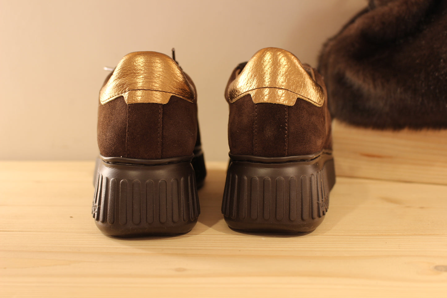 Baskets WONDERS en cuir velours de couleur chocolat. Touches de cuir métal sur les quartiers et à l'arrière. Serrage lacet élastiqués ton sur ton. 