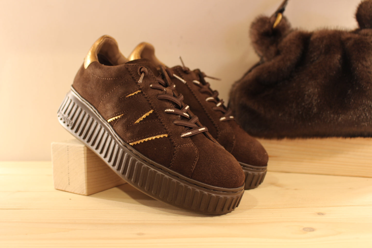 Baskets WONDERS en cuir velours de couleur chocolat. Touches de cuir métal sur les quartiers et à l'arrière. Serrage lacet élastiqués ton sur ton. 