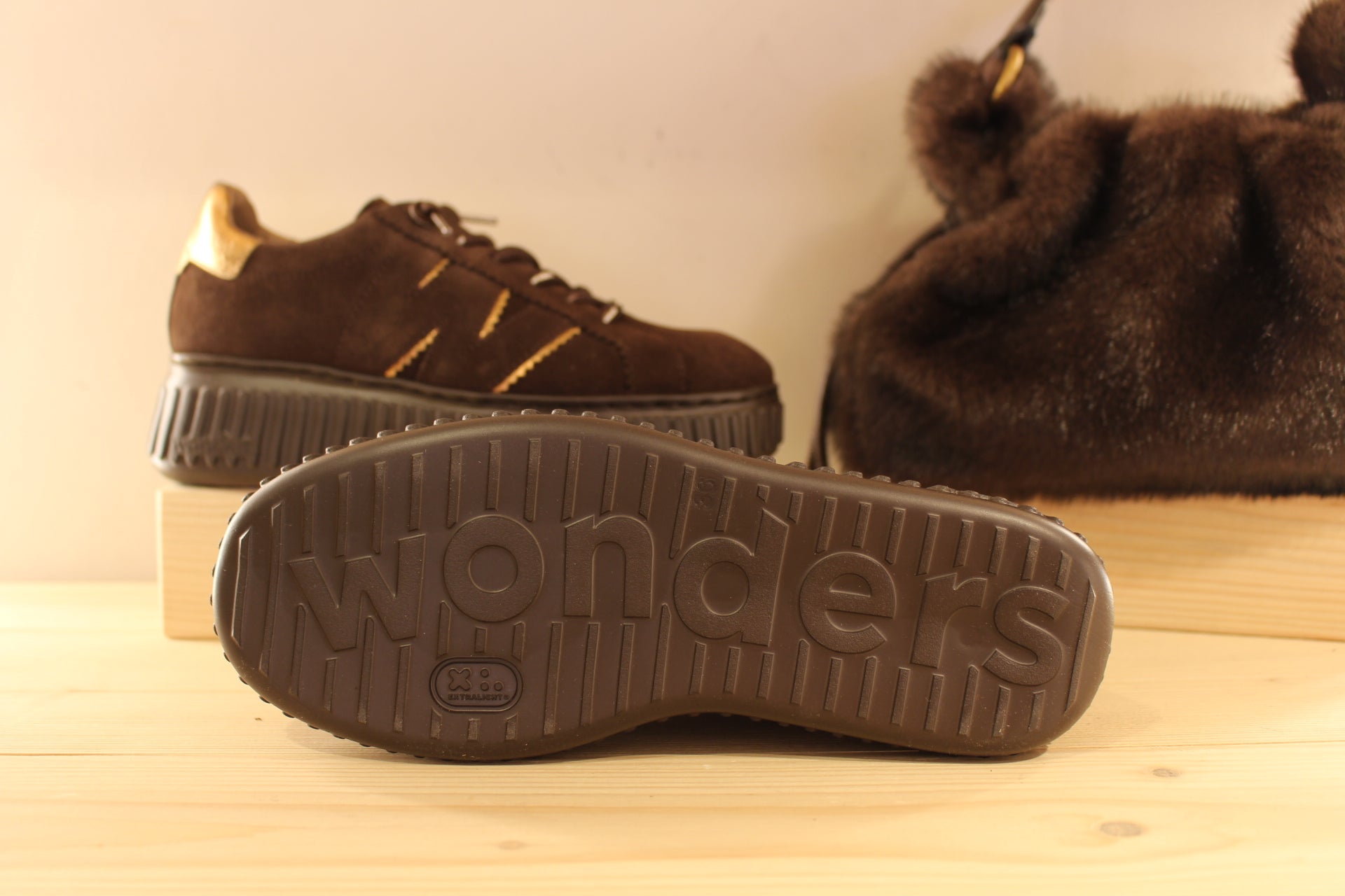 Baskets WONDERS en cuir velours de couleur chocolat. Touches de cuir métal sur les quartiers et à l'arrière. Serrage lacet élastiqués ton sur ton. 