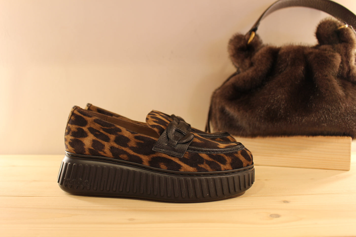 Mocassins WONDERS en cuir velours imprimé léopard. Contour de la claque et barette coup de pied, en cuir noir. Chaussures doublées cuir et semelle interne amovible et ergonomique