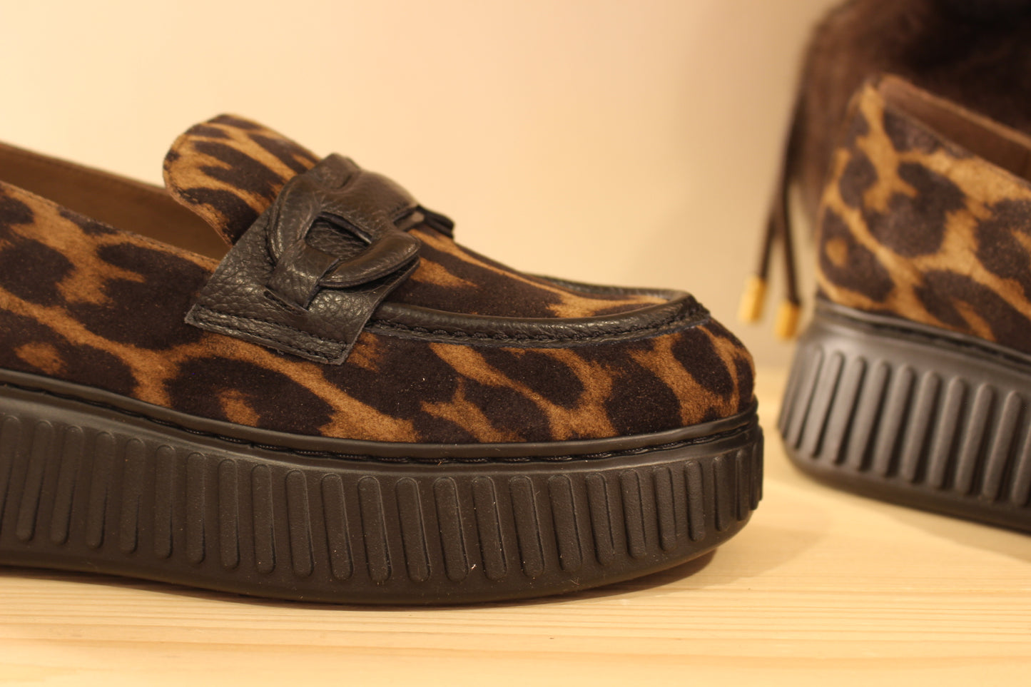 Mocassins WONDERS en cuir velours imprimé léopard. Contour de la claque et barette coup de pied, en cuir noir. Chaussures doublées cuir et semelle interne amovible et ergonomique