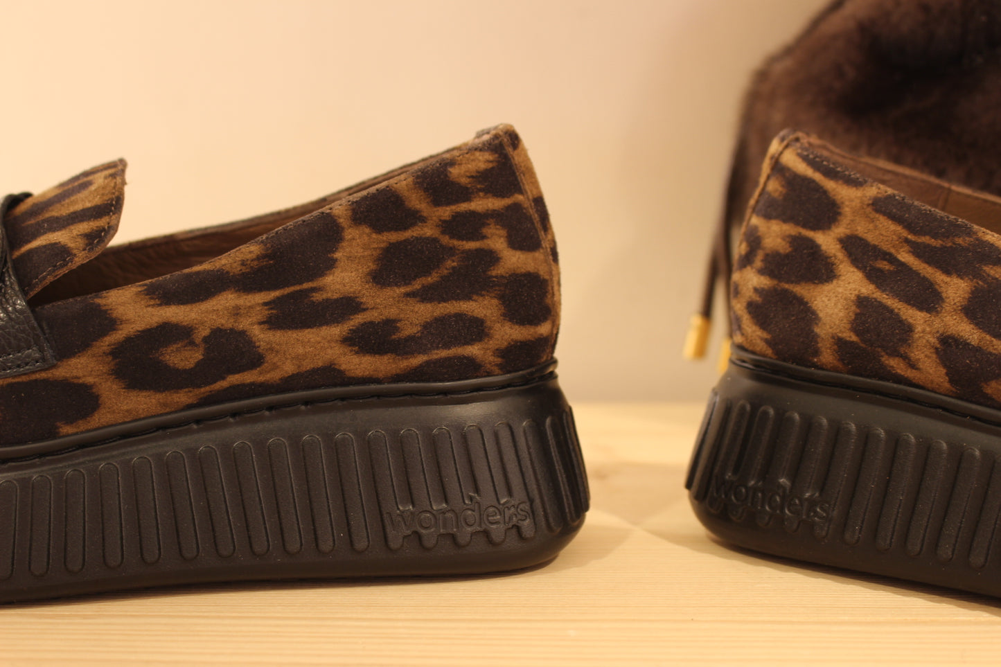Mocassins WONDERS en cuir velours imprimé léopard. Contour de la claque et barette coup de pied, en cuir noir. Chaussures doublées cuir et semelle interne amovible et ergonomique