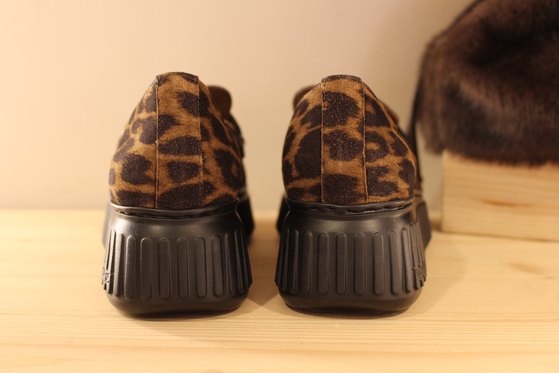Mocassins WONDERS en cuir velours imprimé léopard. Contour de la claque et barette coup de pied, en cuir noir. Chaussures doublées cuir et semelle interne amovible et ergonomique