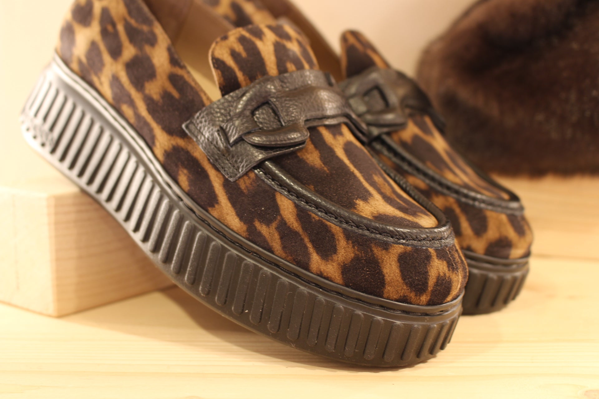 Mocassins WONDERS en cuir velours imprimé léopard. Contour de la claque et barette coup de pied, en cuir noir. Chaussures doublées cuir et semelle interne amovible et ergonomique