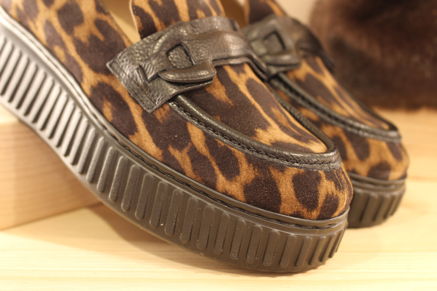 Mocassins WONDERS en cuir velours imprimé léopard. Contour de la claque et barette coup de pied, en cuir noir. Chaussures doublées cuir et semelle interne amovible et ergonomique