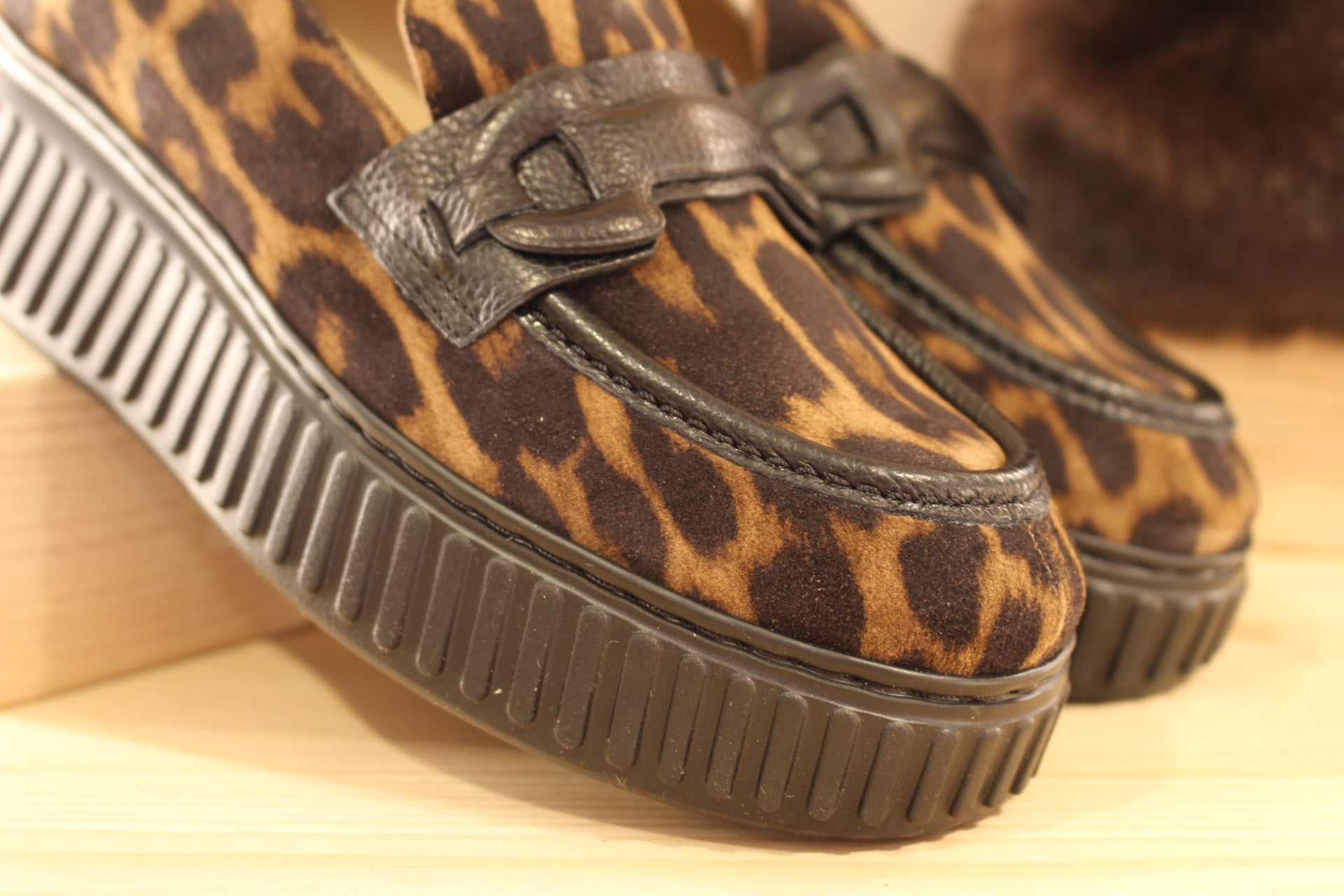 Mocassins WONDERS en cuir velours imprimé léopard. Contour de la claque et barette coup de pied, en cuir noir. Chaussures doublées cuir et semelle interne amovible et ergonomique