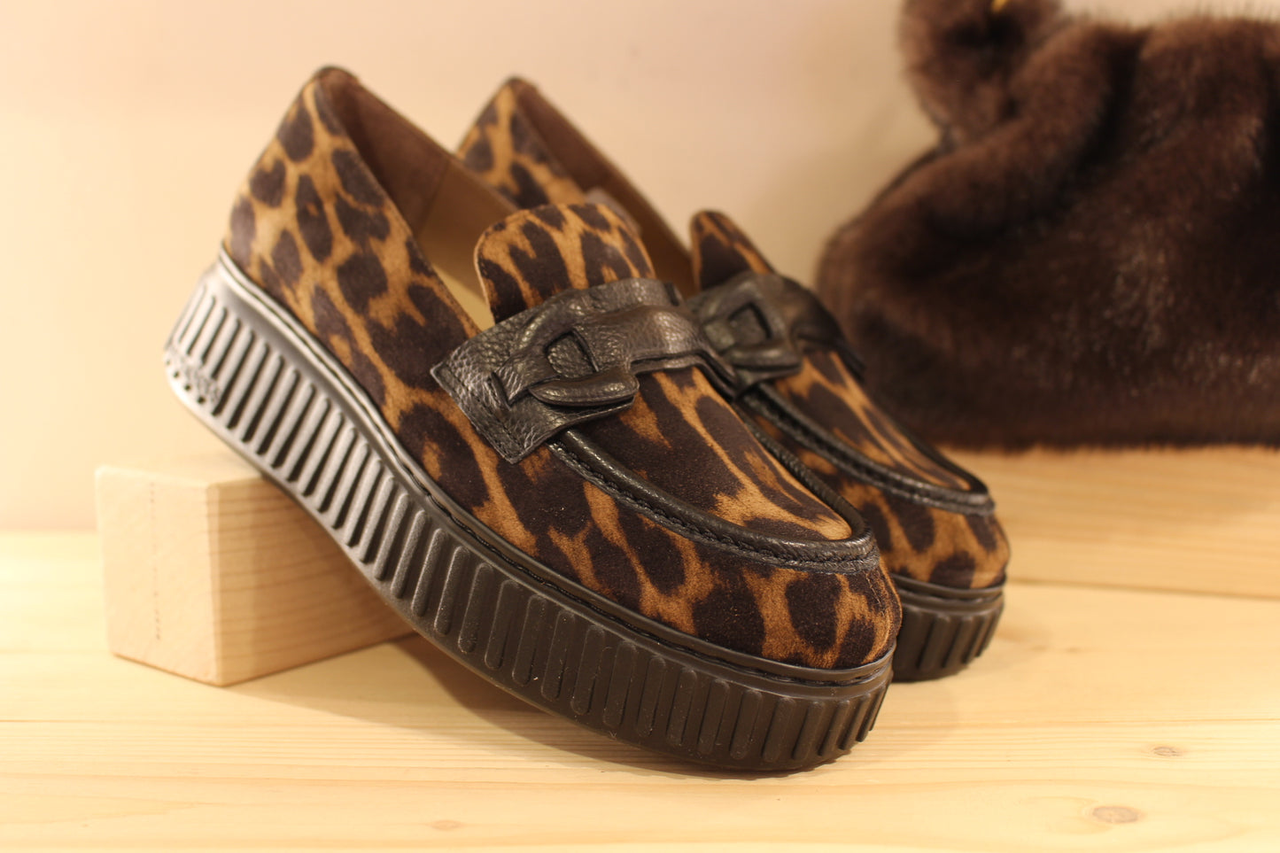 Mocassins WONDERS en cuir velours imprimé léopard. Contour de la claque et barette coup de pied, en cuir noir. Chaussures doublées cuir et semelle interne amovible et ergonomique