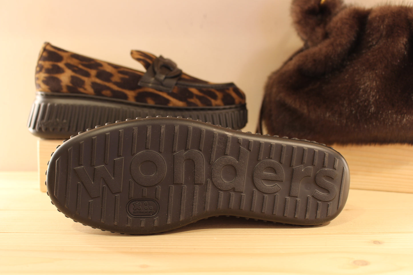 Mocassins WONDERS en cuir velours imprimé léopard. Contour de la claque et barette coup de pied, en cuir noir. Chaussures doublées cuir et semelle interne amovible et ergonomique