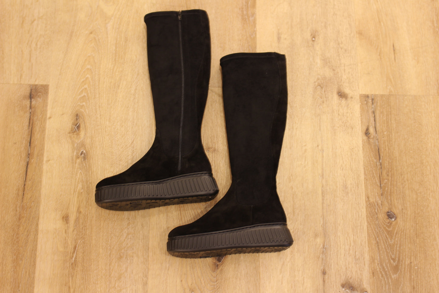 Bottes WONDERS en cuir velours de couleur noir. Stretch pour emboîter la jambe. Chaussures doublées cuir et semelle interne amovible et ergonomique