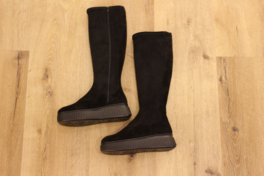 Bottes WONDERS en cuir velours de couleur noir. Stretch pour emboîter la jambe. Chaussures doublées cuir et semelle interne amovible et ergonomique