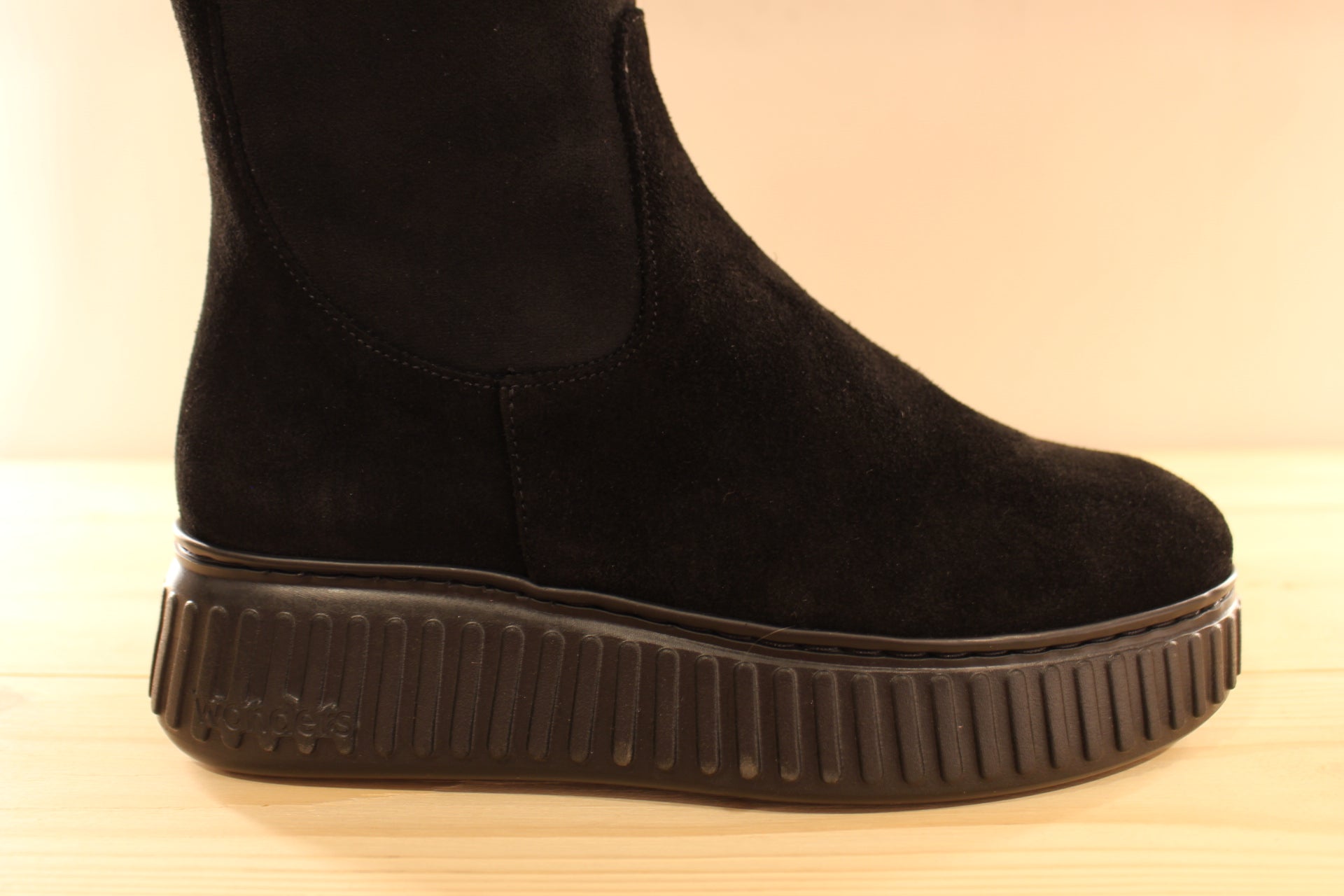 Bottes WONDERS en cuir velours de couleur noir. Stretch pour emboîter la jambe. Chaussures doublées cuir et semelle interne amovible et ergonomique