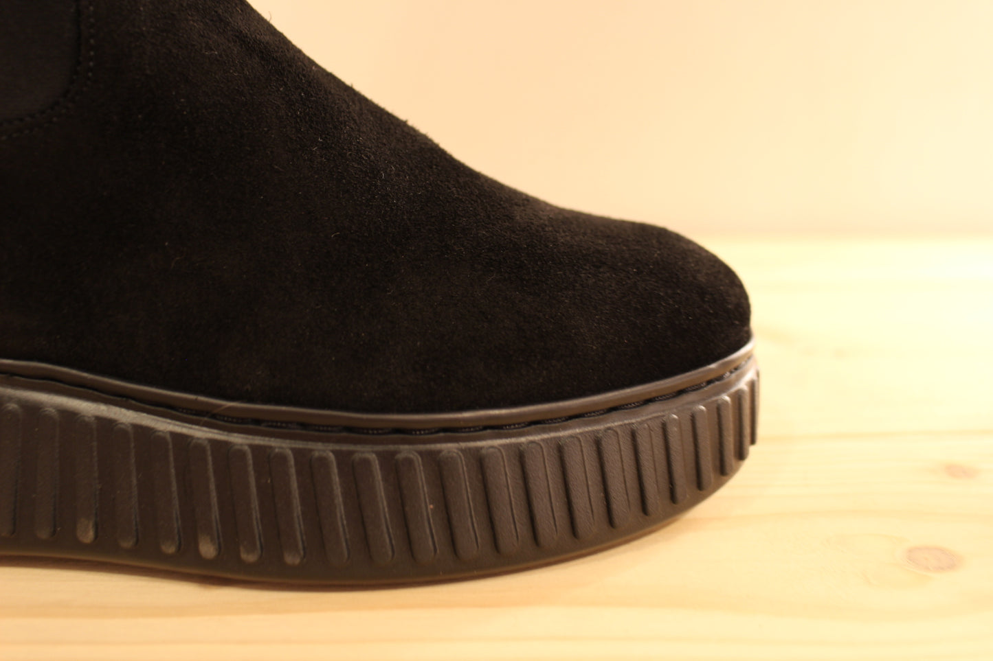 Bottes WONDERS en cuir velours de couleur noir. Stretch pour emboîter la jambe. Chaussures doublées cuir et semelle interne amovible et ergonomique