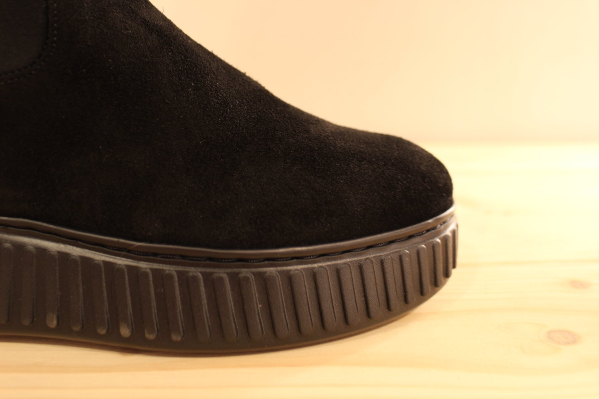 Bottes WONDERS en cuir velours de couleur noir. Stretch pour emboîter la jambe. Chaussures doublées cuir et semelle interne amovible et ergonomique