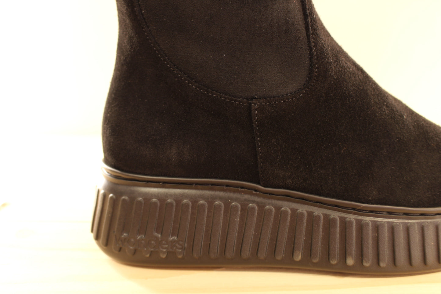 Bottes WONDERS en cuir velours de couleur noir. Stretch pour emboîter la jambe. Chaussures doublées cuir et semelle interne amovible et ergonomique