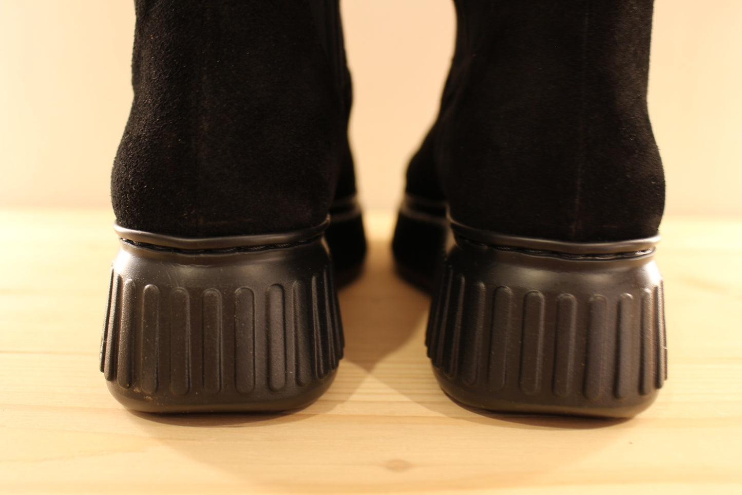 Bottes WONDERS en cuir velours de couleur noir. Stretch pour emboîter la jambe. Chaussures doublées cuir et semelle interne amovible et ergonomique