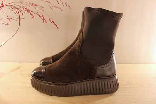 Bottines WONDERS en cuir velours de couleur chocolat avec le bout rapporté vernis ton sur ton et cuir grainé sur l'arrière. Stretch pour emboîter la jambe. 