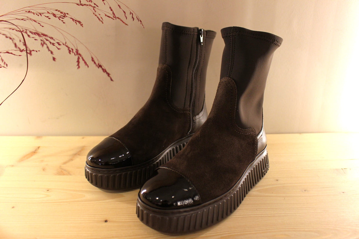 Bottines WONDERS en cuir velours de couleur chocolat avec le bout rapporté vernis ton sur ton et cuir grainé sur l'arrière. Stretch pour emboîter la jambe. 