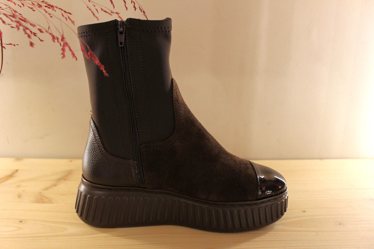 Bottines WONDERS en cuir velours de couleur chocolat avec le bout rapporté vernis ton sur ton et cuir grainé sur l'arrière. Stretch pour emboîter la jambe. 