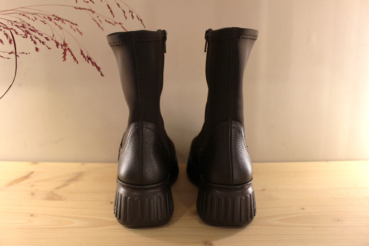 Bottines WONDERS en cuir velours de couleur chocolat avec le bout rapporté vernis ton sur ton et cuir grainé sur l'arrière. Stretch pour emboîter la jambe. 