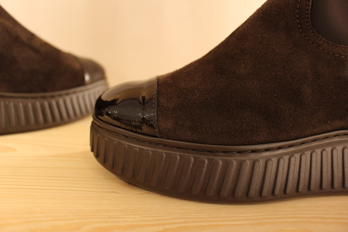 Bottines WONDERS en cuir velours de couleur chocolat avec le bout rapporté vernis ton sur ton et cuir grainé sur l'arrière. Stretch pour emboîter la jambe. 