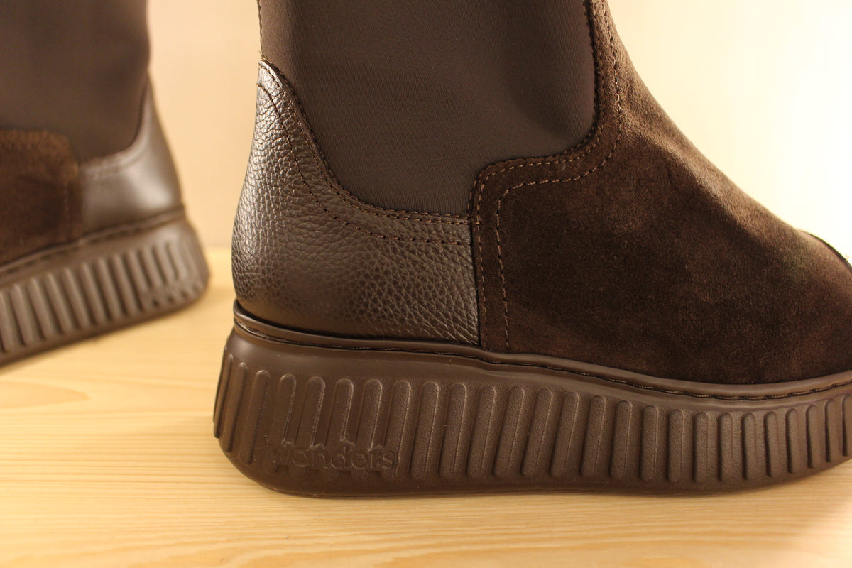Bottines WONDERS en cuir velours de couleur chocolat avec le bout rapporté vernis ton sur ton et cuir grainé sur l'arrière. Stretch pour emboîter la jambe. 