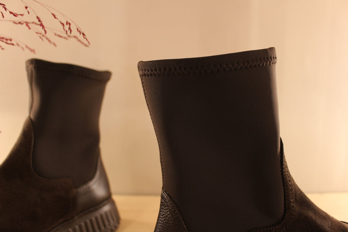 Bottines WONDERS en cuir velours de couleur chocolat avec le bout rapporté vernis ton sur ton et cuir grainé sur l'arrière. Stretch pour emboîter la jambe. 