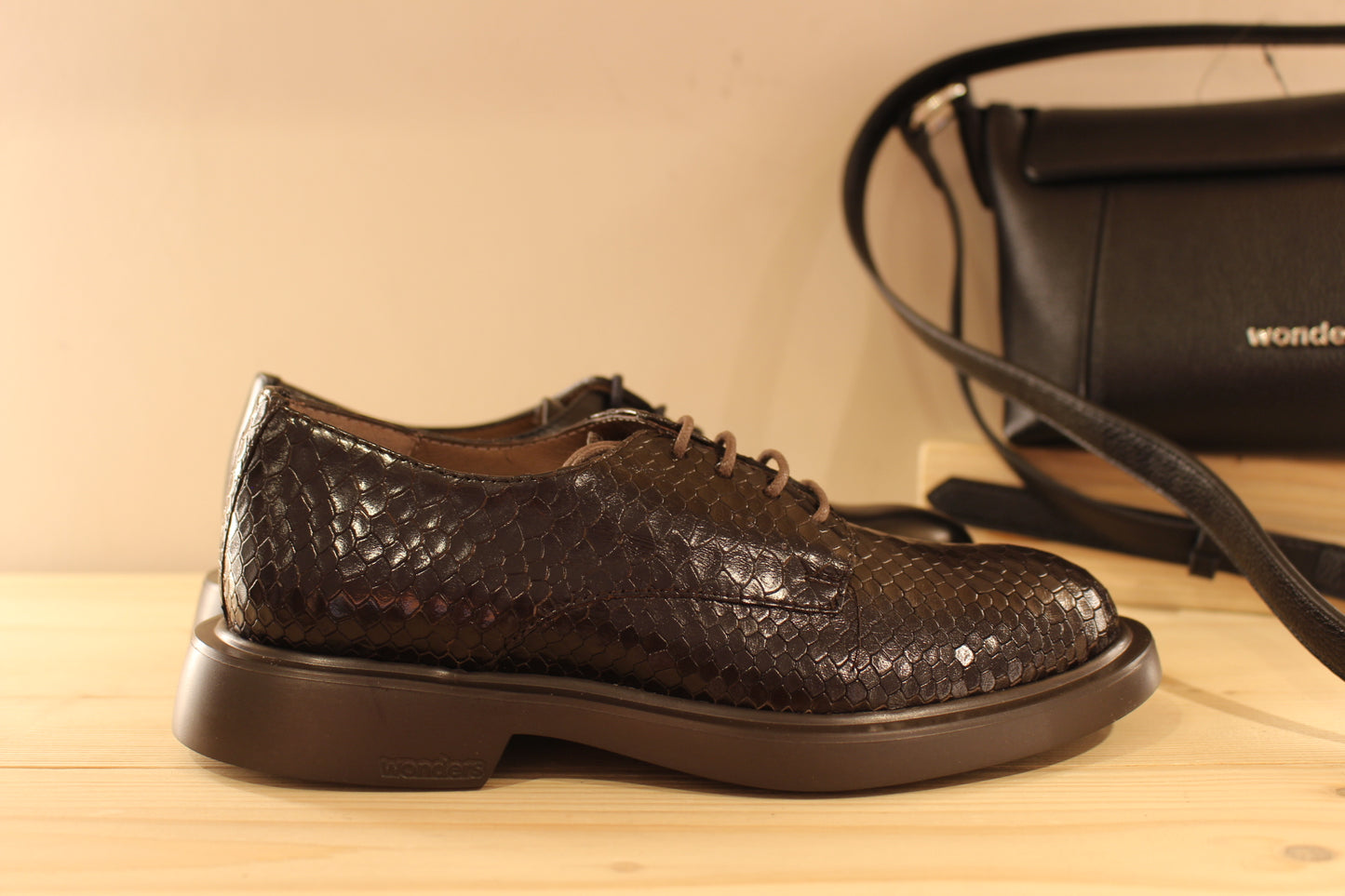 Derby WONDERS en cuir lisse de couleur noir ou aspect croco de couleur chocolat. Serrage lacets coton ton sur ton. Chaussures doublées cuir et semelle interne amovible. 