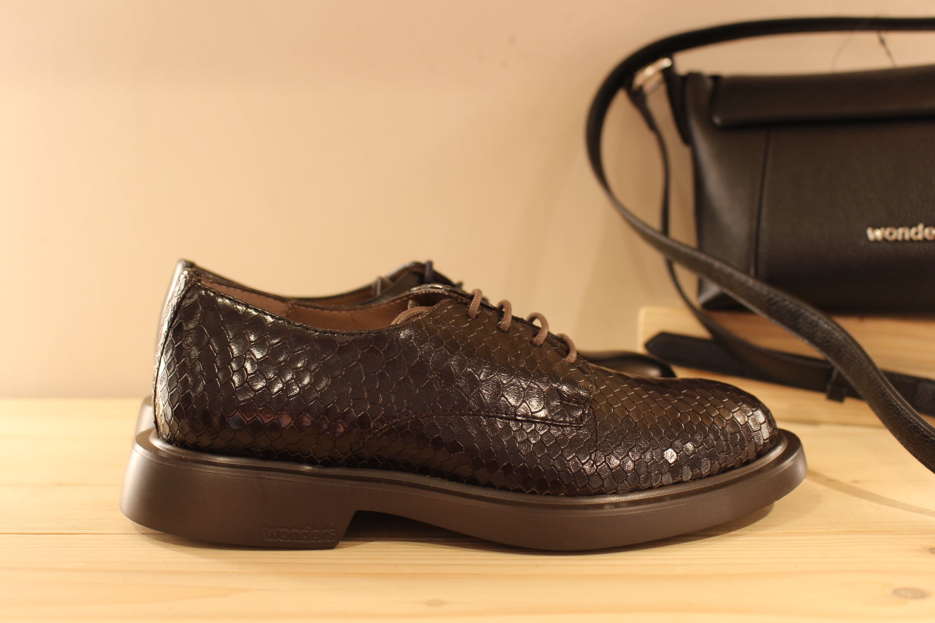 Derby WONDERS en cuir lisse de couleur noir ou aspect croco de couleur chocolat. Serrage lacets coton ton sur ton. Chaussures doublées cuir et semelle interne amovible. 