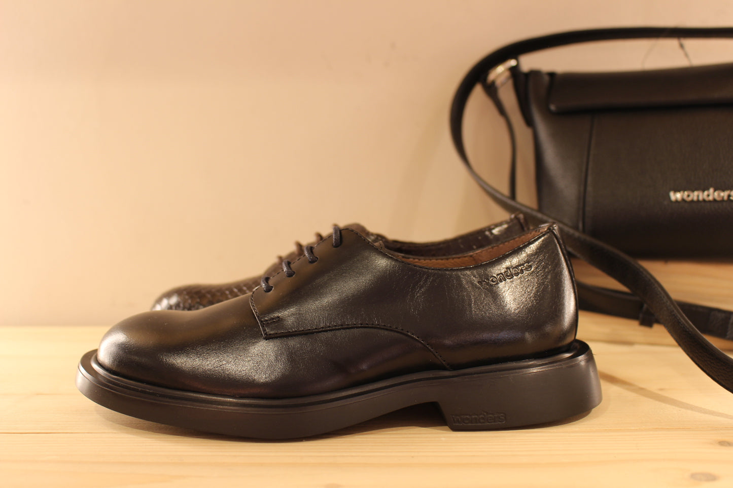 Derby WONDERS en cuir lisse de couleur noir ou aspect croco de couleur chocolat. Serrage lacets coton ton sur ton. Chaussures doublées cuir et semelle interne amovible. 