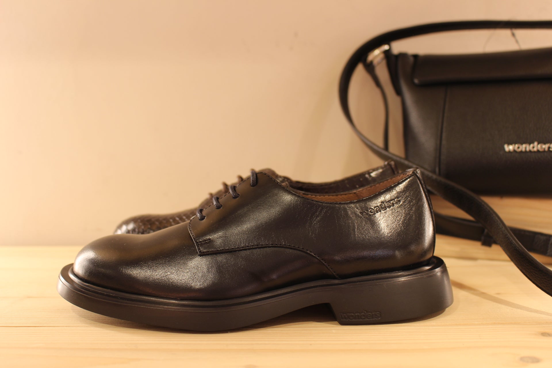 Derby WONDERS en cuir lisse de couleur noir ou aspect croco de couleur chocolat. Serrage lacets coton ton sur ton. Chaussures doublées cuir et semelle interne amovible. 