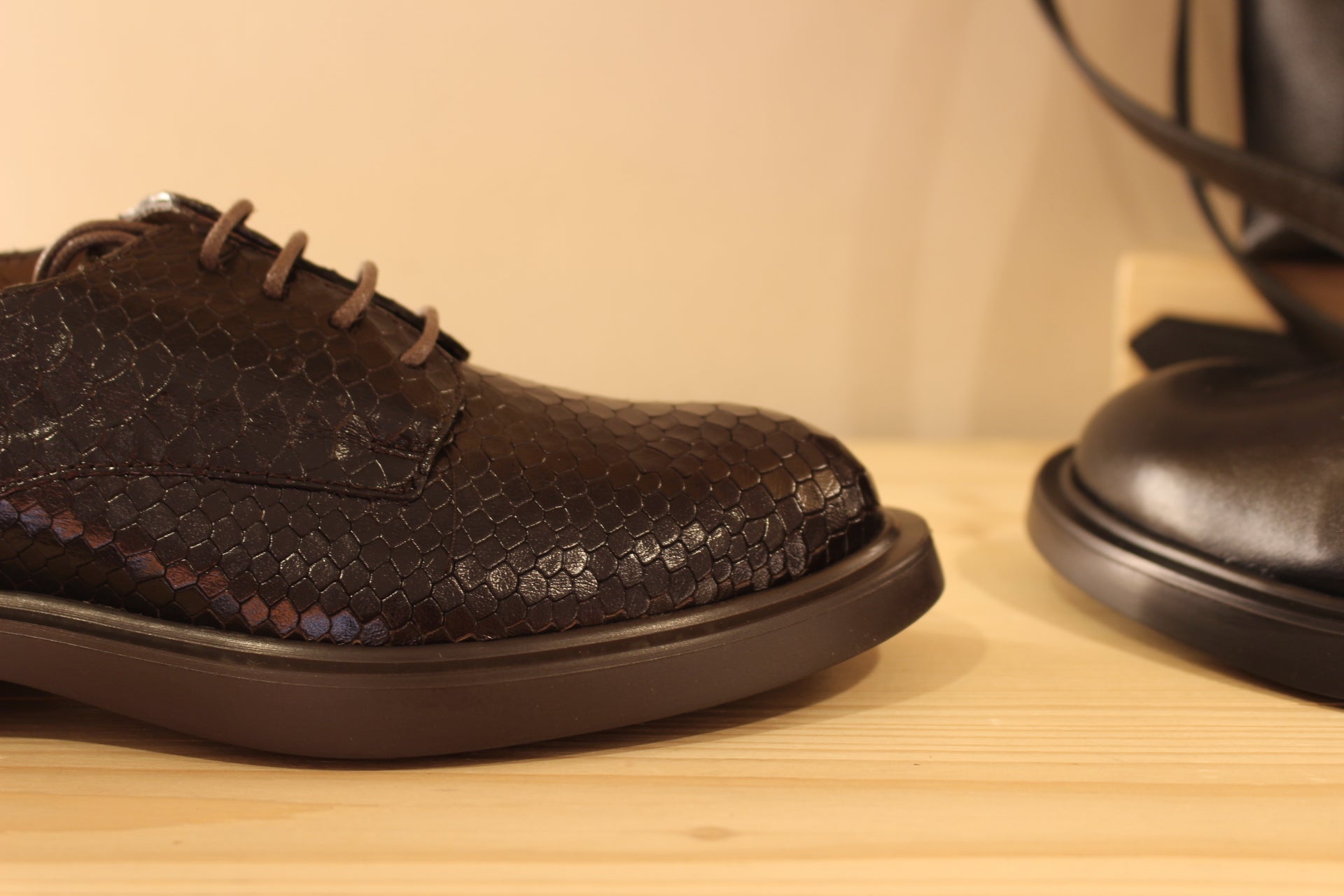 Derby WONDERS en cuir lisse de couleur noir ou aspect croco de couleur chocolat. Serrage lacets coton ton sur ton. Chaussures doublées cuir et semelle interne amovible. 