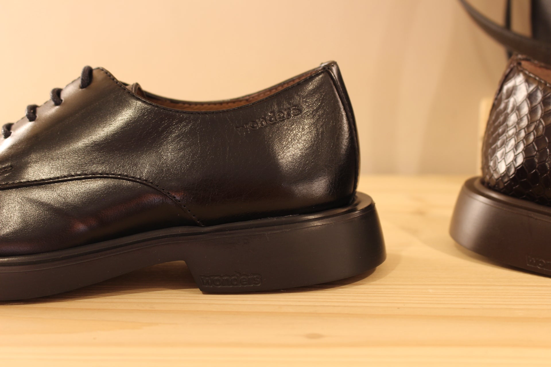 Derby WONDERS en cuir lisse de couleur noir ou aspect croco de couleur chocolat. Serrage lacets coton ton sur ton. Chaussures doublées cuir et semelle interne amovible. 