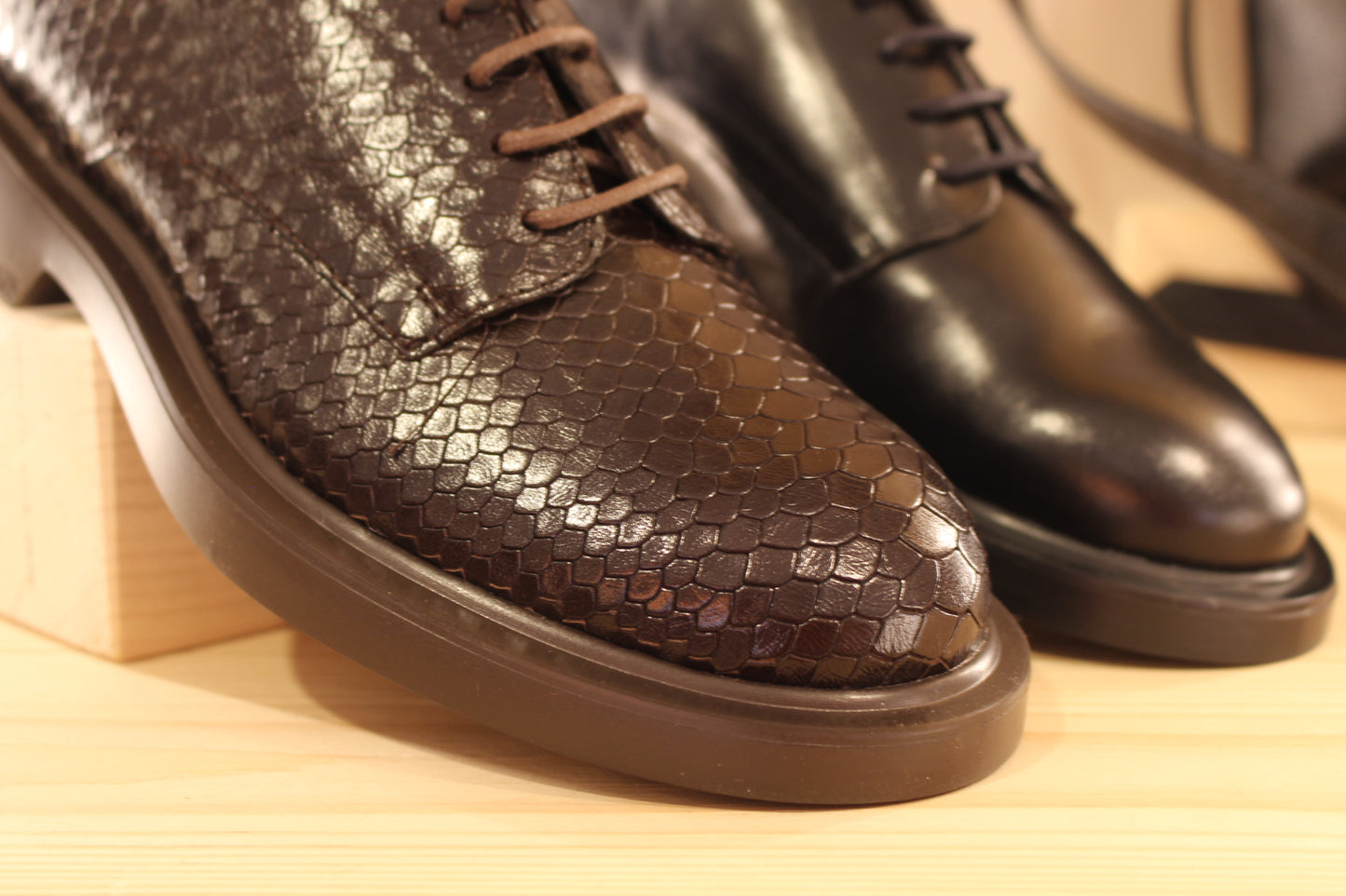Derby WONDERS en cuir lisse de couleur noir ou aspect croco de couleur chocolat. Serrage lacets coton ton sur ton. Chaussures doublées cuir et semelle interne amovible. 